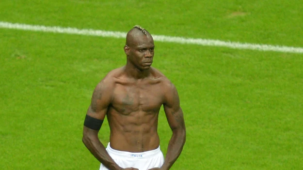 Mario Balotelli po golu w półfinale Włochy - Niemcy podczas Euro 2012