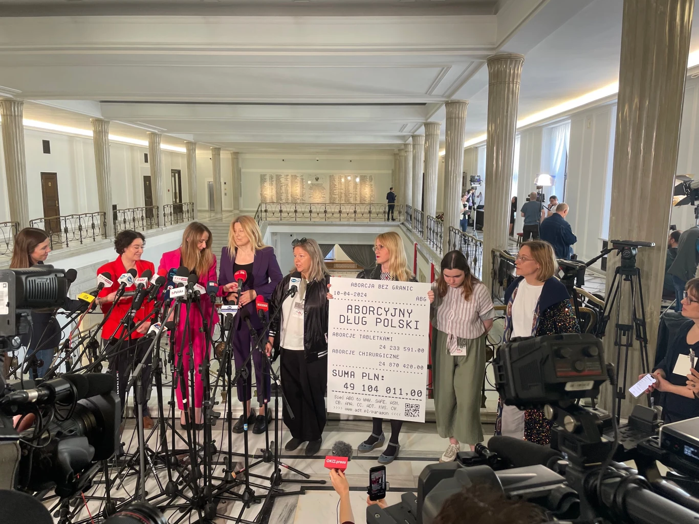 Konferencja Lewicy na temat aborcji w Sejmie i symboliczny rachunek