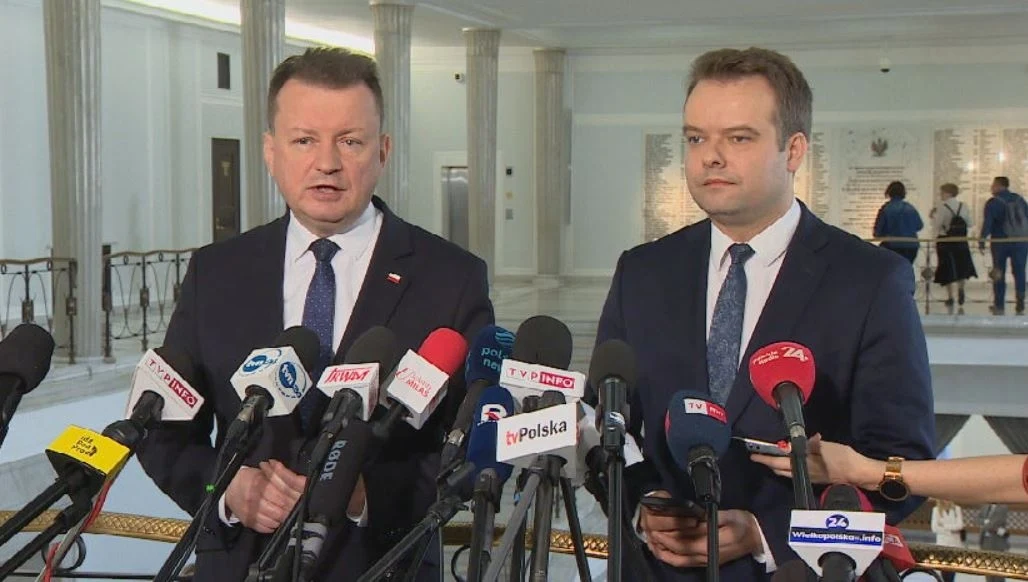 Mariusz Błaszczak i Rafał Bochenek na konferencji PiS w Sejmie