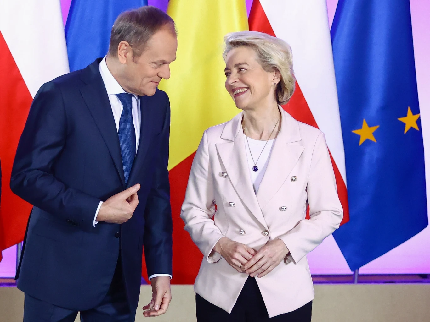 Bruksela wycofa się z art. 7 wobec Polski. Na zdjęciu premier Donald Tusk oraz przewodnicząca KE Ursula von der Leyen