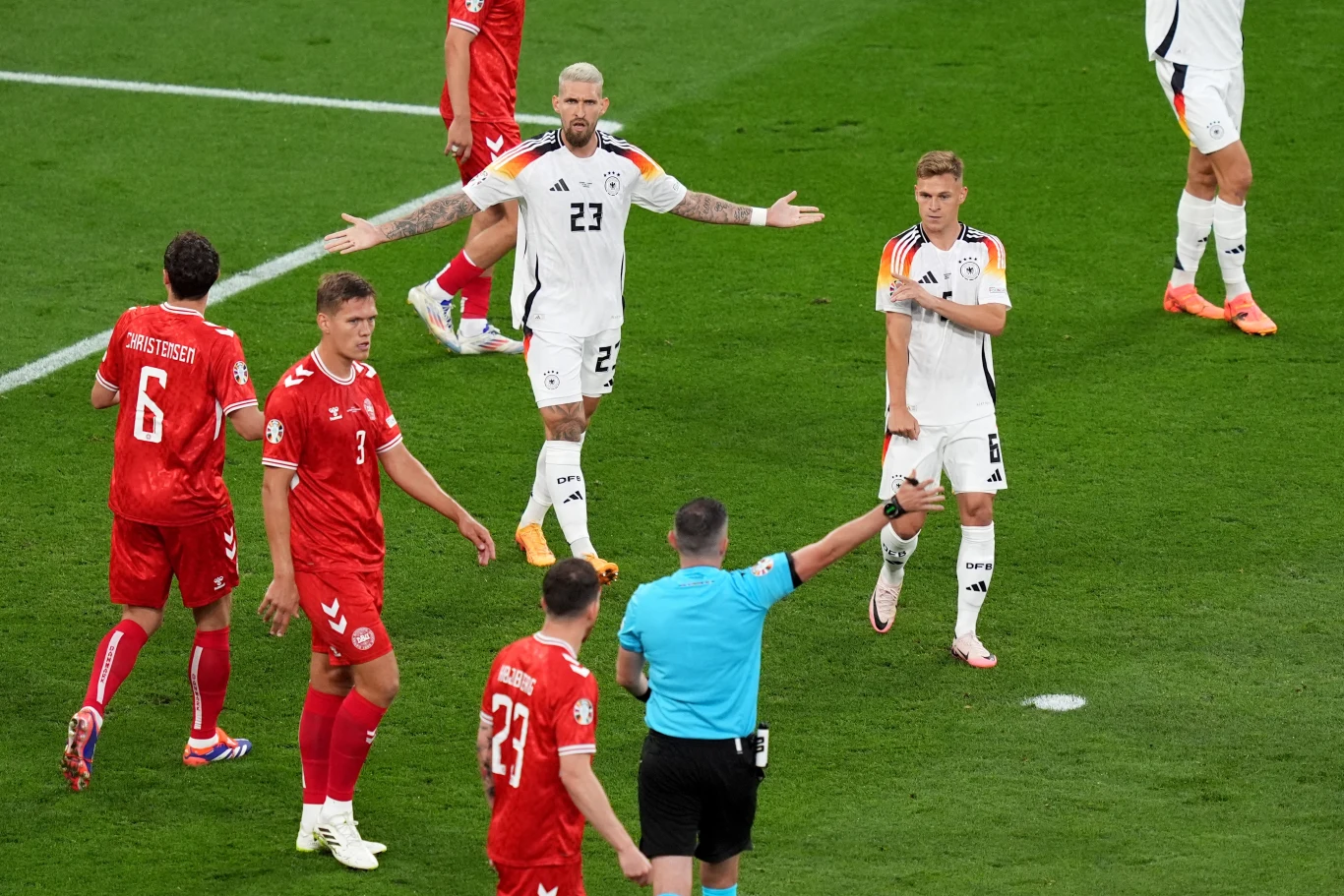 Michael Oliver prowadzący spotkanie Niemcy - Dania Michael Oliver prowadzący spotkanie Niemcy - Dania