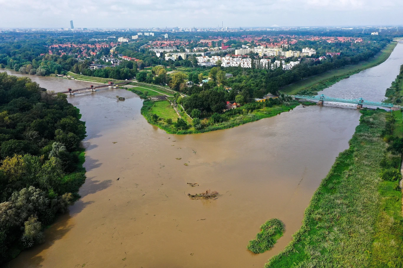 Wysoki stan wody w Odrze w okolicach Jazu Opatowickiego we Wrocławiu
