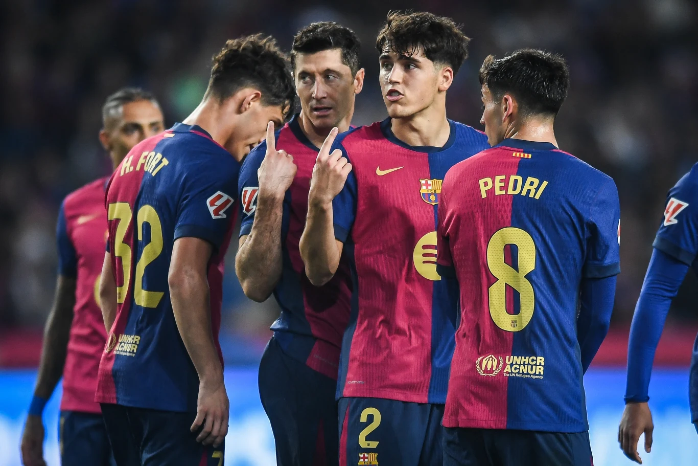 Pau Cubarsi (drugi z prawej) przedłużył swoją umowę z FC Barcelona