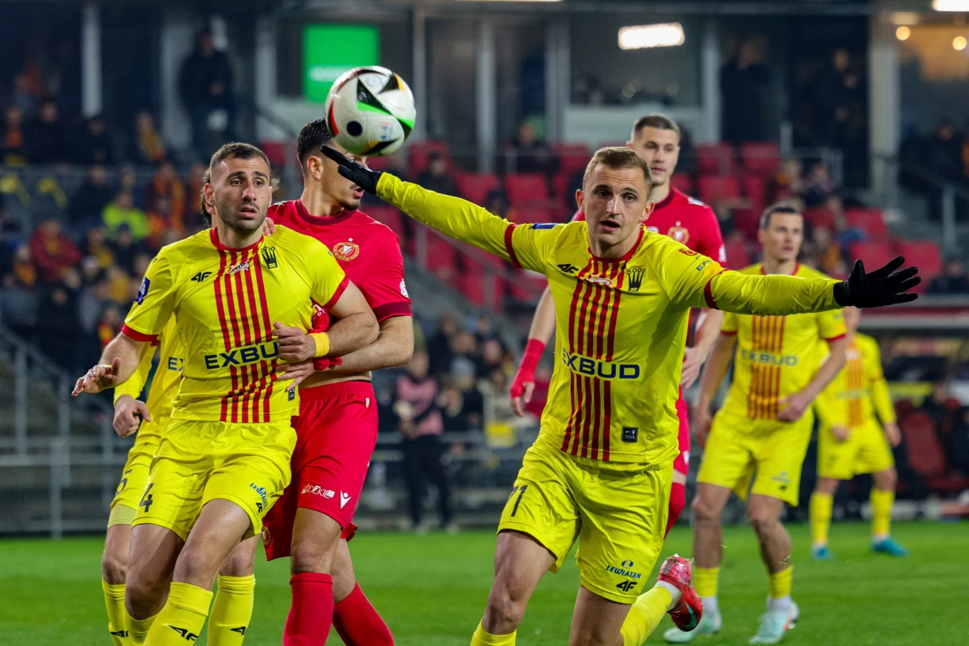 Korona Kielce pokonuje Widzew Łódź 2:1