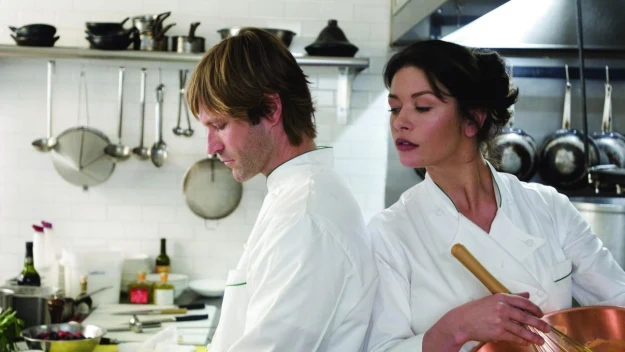 Aaron Eckhart i Catherine Zeta-Jones w filmie "Życie od kuchni"