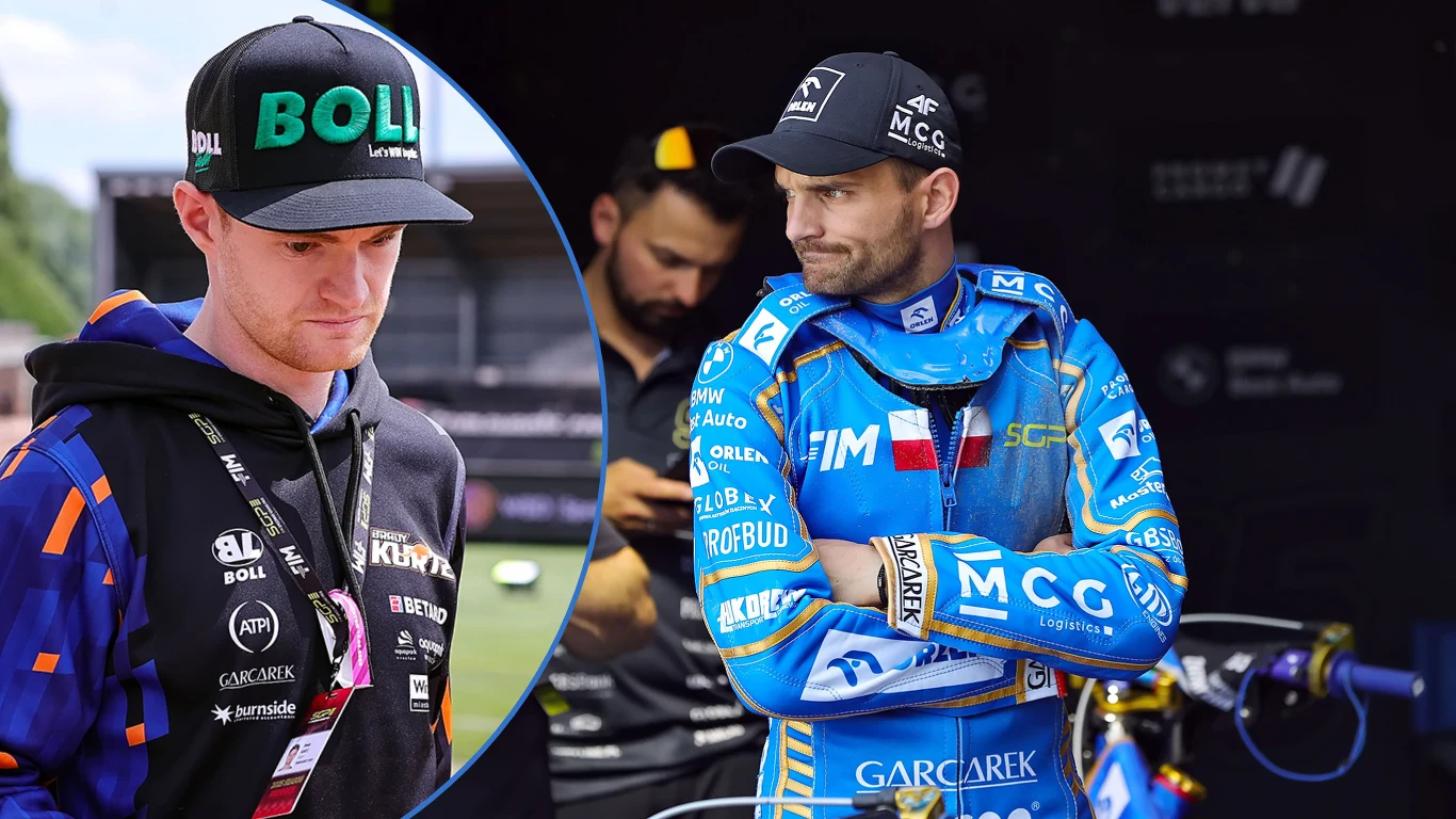 Dwóch mężczyzn związanych ze sportem żużlowym, jeden w sportowym ubraniu z logo sponsorów i czapką z daszkiem, drugi w niebieskim stroju żużlowca z motocyklowym wyposażeniem oraz licznymi emblematami sponsorów, w tle obecni są dodatkowi członkowie zesp...