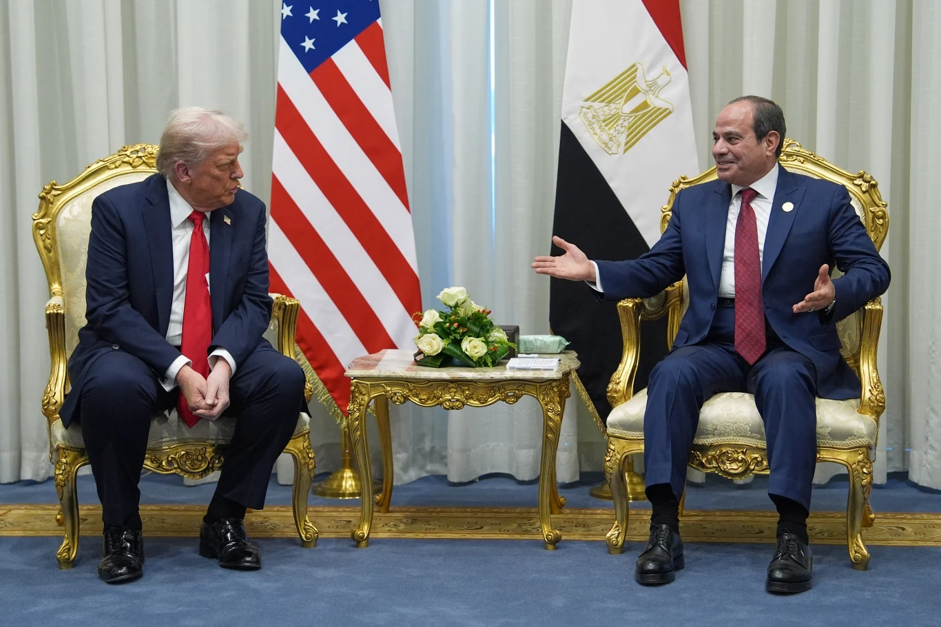 Prezydent USA Donald Trump i prezydent Egiptu Abdel Fattah as-Sisi podczas spotkania na marginesie szczytu pokojowego