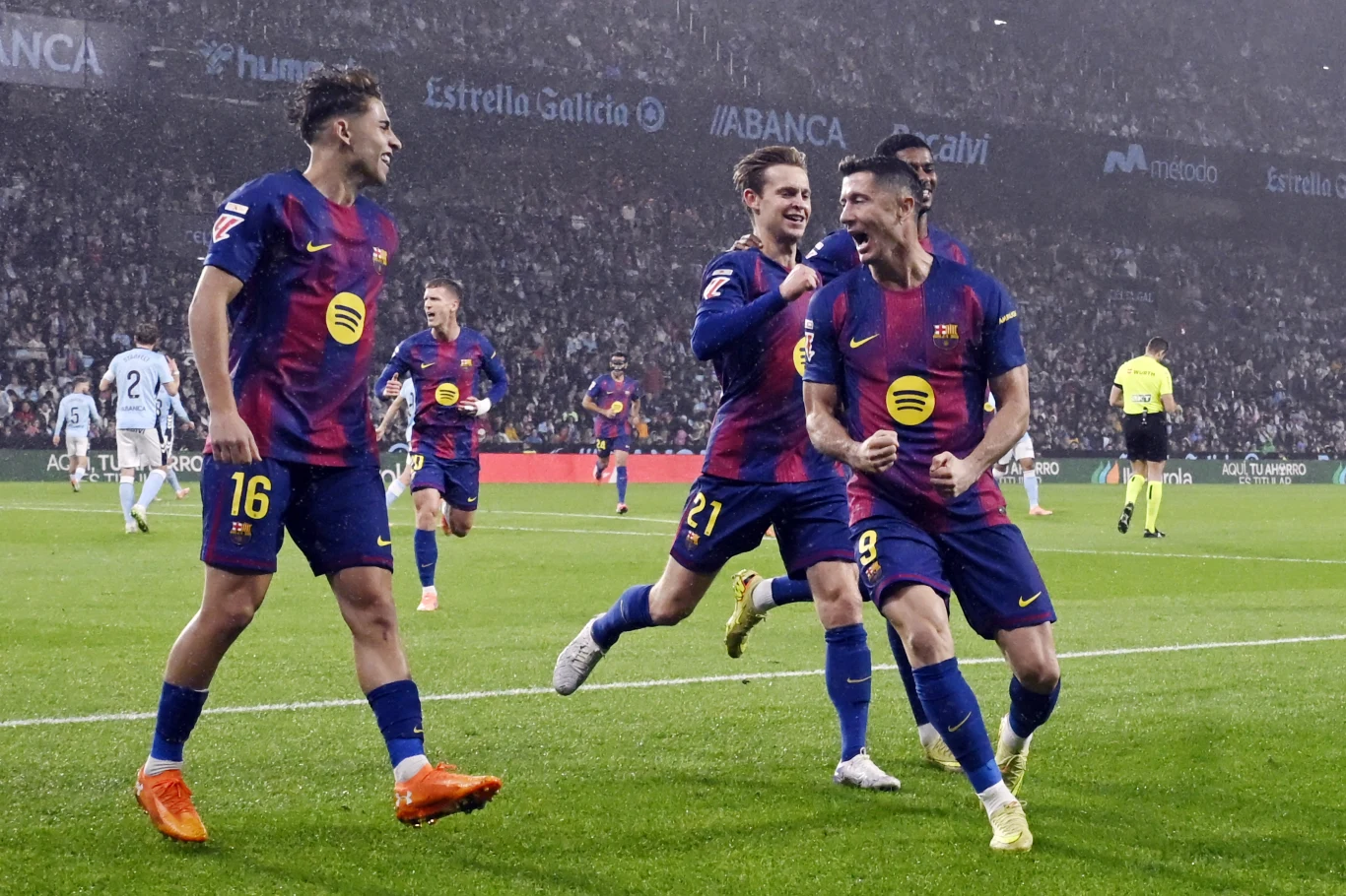 Piłkarze drużyny FC Barcelony świętują zdobycie bramki podczas meczu, na stadionie widać tłum kibiców oraz innych zawodników na murawie.