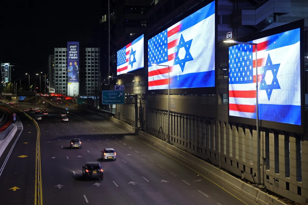 Flagi USA i Izraela na ulicach Tel Awiwu. Zdj. Jack Guez