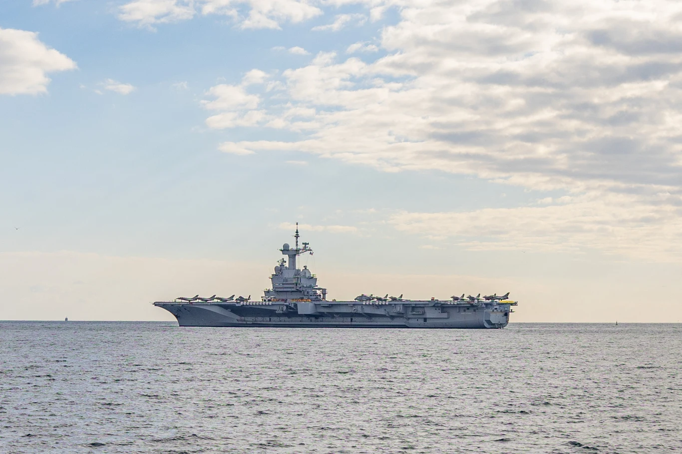 Francuski lotniskowiec Charles de Gaulle wpłynął na Morze Śródziemne Francuski lotniskowiec Charles de Gaulle wpłynął na Morze Śródziemne