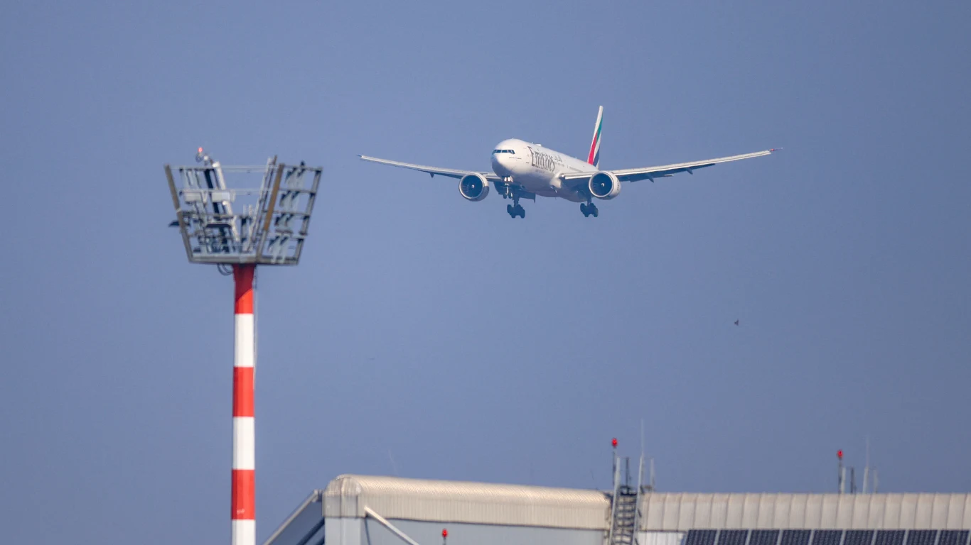 Emirates wznawia loty z Dubaju i pracuje nad przywróceniem pełnej siatki połączeń Emirates wznawia loty z Dubaju i pracuje nad przywróceniem pełnej siatki połączeń