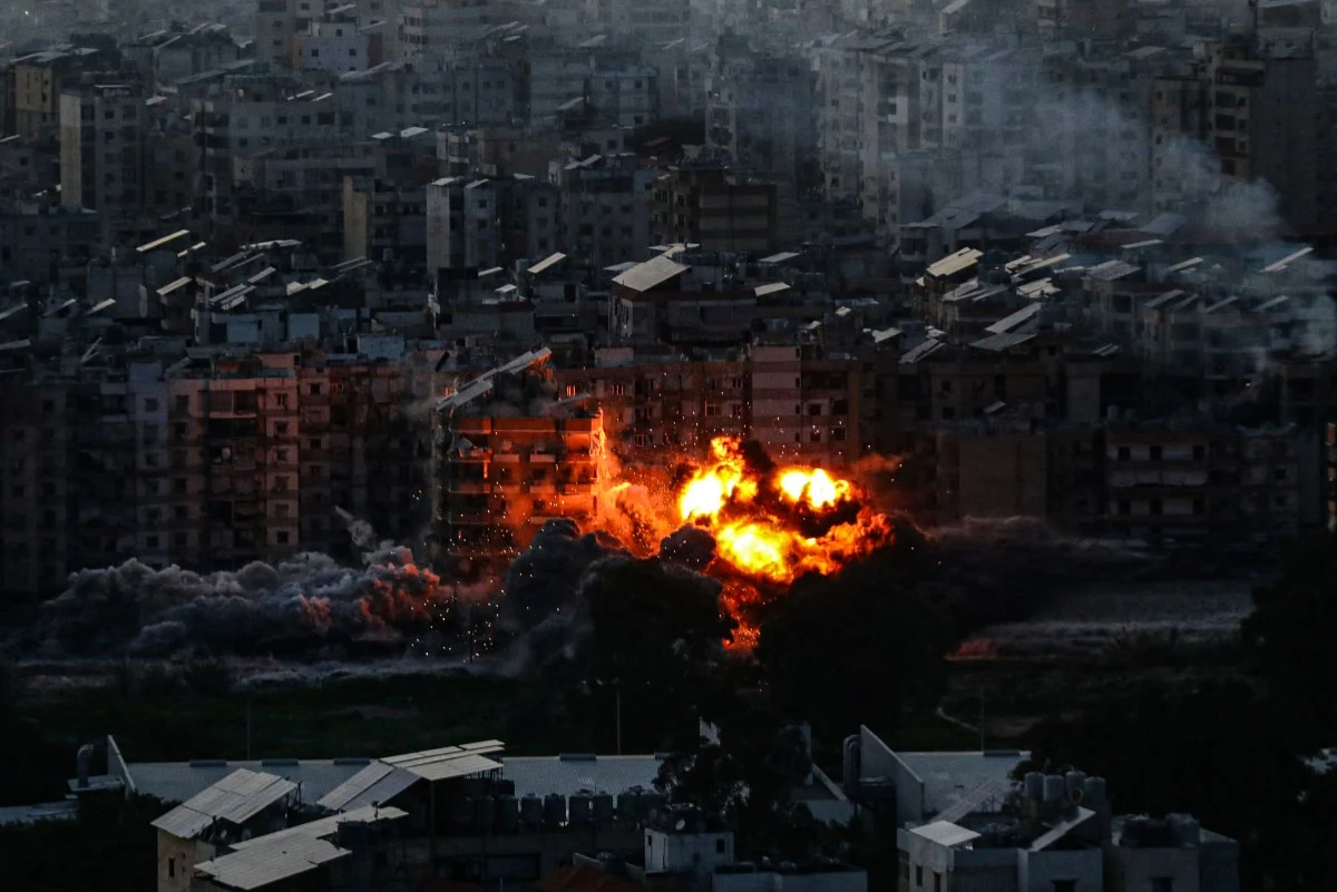 Kula ognia unosi się nad miejscem izraelskiego ataku powietrznego, który wymierzono w obszar na południowych przedmieściach Bejrutu Kula ognia unosi się nad miejscem izraelskiego ataku powietrznego, który wymierzono w obszar na południowych przedmieściach Bejrutu