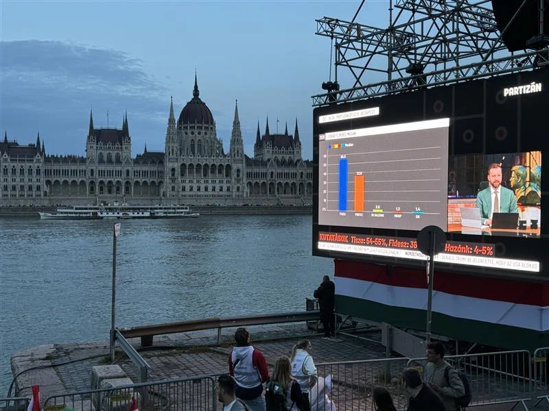 Wiec wyborczy Tiszy nad brzegiem Dunaju w Budapeszcie