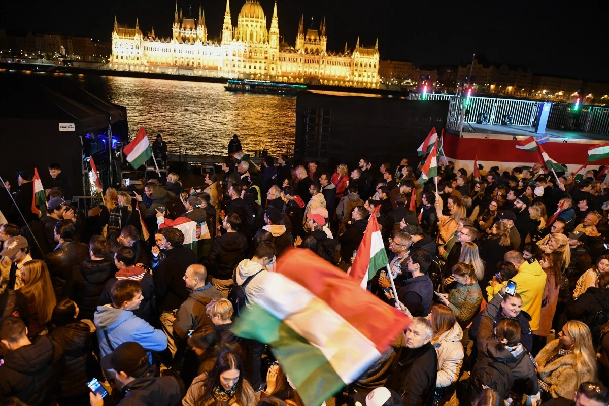 Węgrzy świętujący zwycięstwo Tiszy i Petera Magyara w Budapeszcie