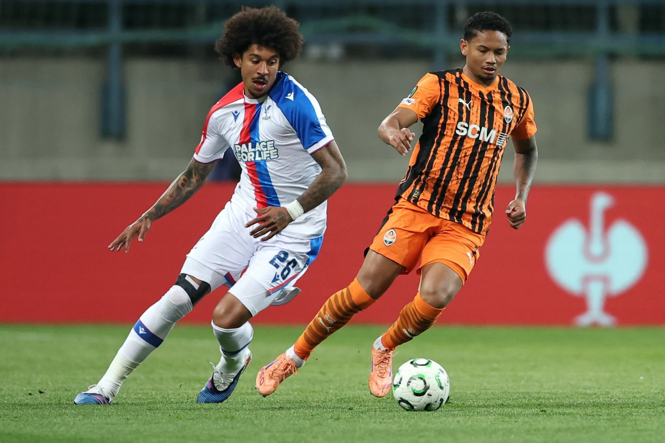 undefined Eguinaldo i Chris Richards