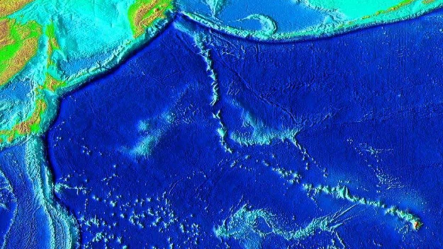 Kolorowa mapa batymetryczna ukazująca zróżnicowaną topografię dna Oceanu Spokojnego z widoczną strefą rowu oceanicznego oraz pasmami gór podmorskich, na tle wybrzeża kontynentalnego. Kolorowa mapa batymetryczna ukazująca zróżnicowaną topografię dna Oceanu Spokojnego z widoczną strefą rowu oceanicznego oraz pasmami gór podmorskich, na tle wybrzeża kontynentalnego.