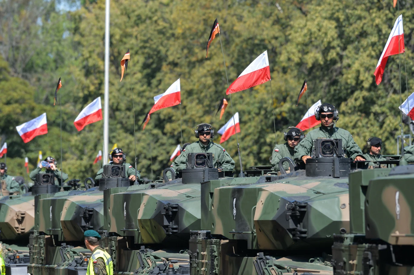 Ubiegłoroczne obchody Święta Wojska Polskiego w Warszawie Ubiegłoroczne obchody Święta Wojska Polskiego w Warszawie