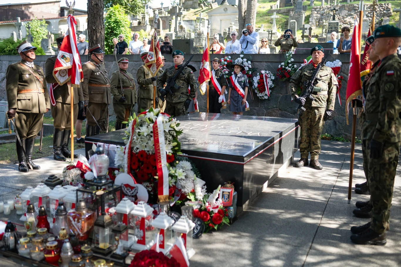 Uroczystości z okazji Święta Wojska Polskiego na wileńskim cmentarzu na Rossie