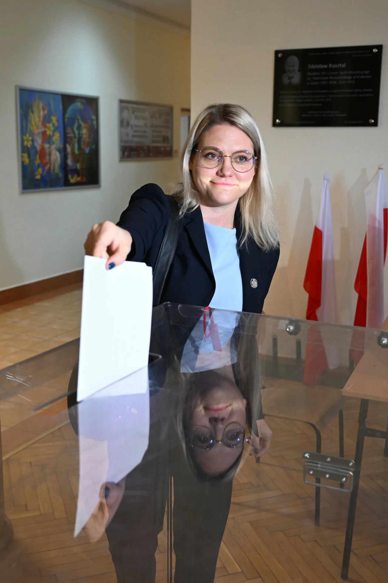 Kraków. Aleksandra Owca przy urnie wyborczej