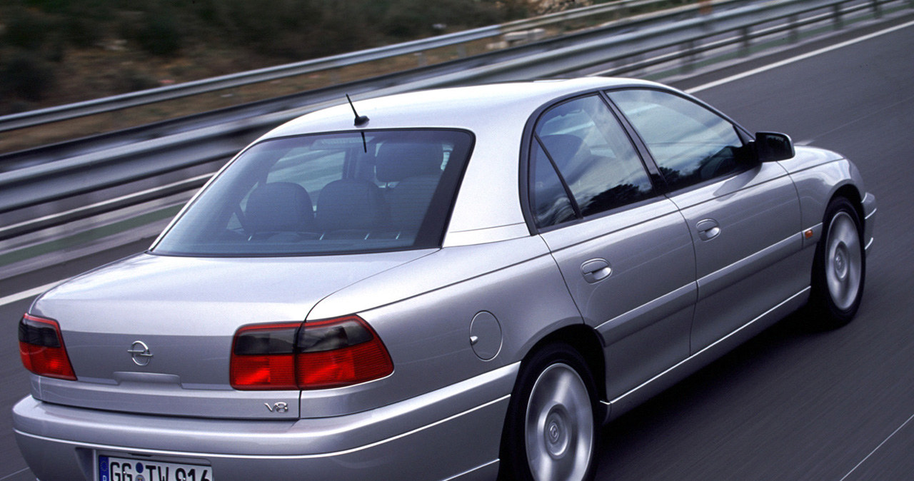 0-100 km/h w niespełna 7 sekund. Prędkość ograniczono do 250 km/h. /Opel