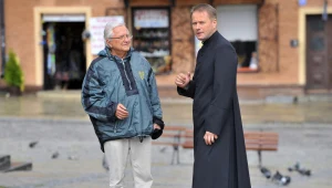 Artur Żmijewski na planie serialu z reżyserem Andrzejem Kostenką