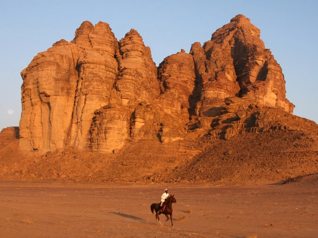 Nagie skały wyrastające z piasku, często ozdobione tajemniczymi inskrypcjami - Wadi Rum