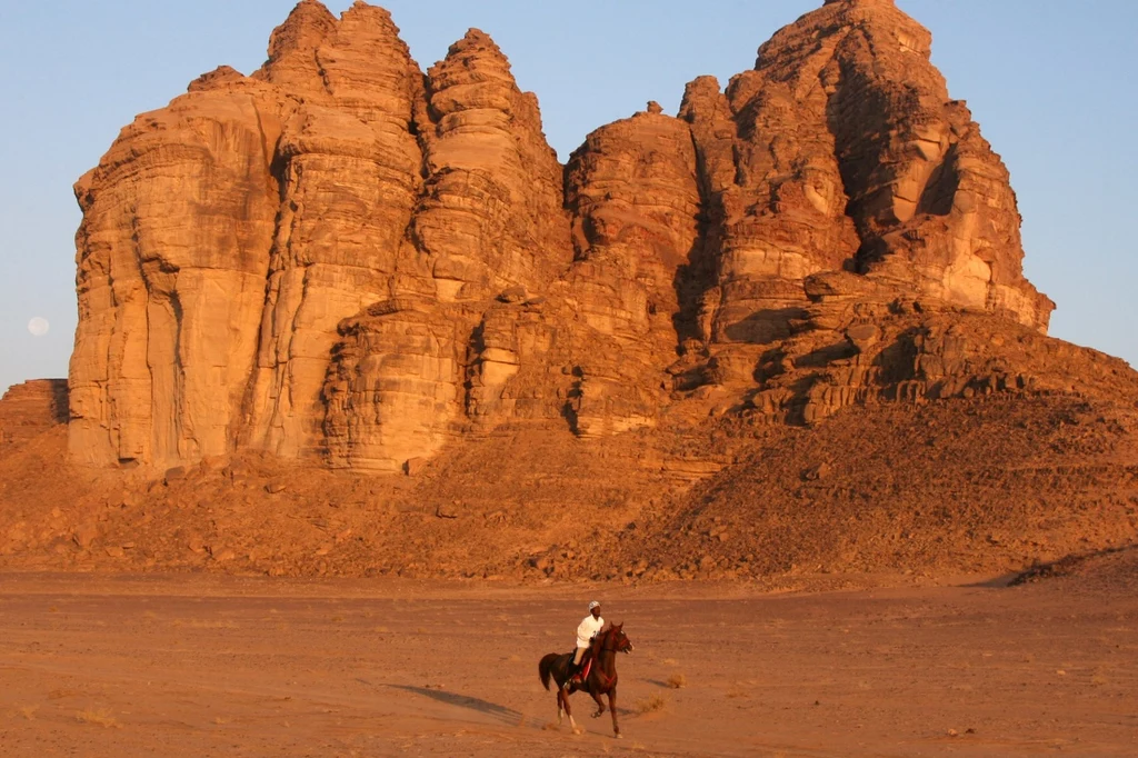 Nagie skały wyrastające z piasku, często ozdobione tajemniczymi inskrypcjami - Wadi Rum