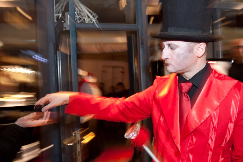 Brylantowy prezent wręczany przez Mistrza Ceremonii (akcja teatralna na otwarcie Galerii YES) Brylantowy prezent wręczany przez Mistrza Ceremonii (akcja teatralna na otwarcie Galerii YES)
