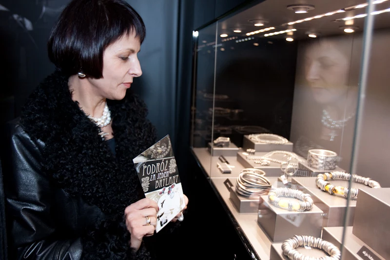 Pierwsi goście Galerii YES odbyli PODRÓŻ ZA JEDEN BRYLANT (na zdjęciu gość z biletem) Pierwsi goście Galerii YES odbyli PODRÓŻ ZA JEDEN BRYLANT (na zdjęciu gość z biletem)