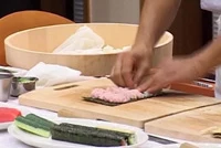 Ken Kawasumi przygotowuje sushi Ken Kawasumi przygotowuje sushi