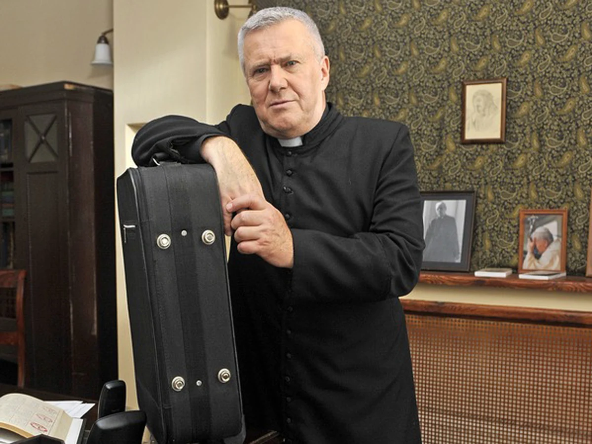 Ksiądz Antoni właśnie się rozpakowuje. Ksiądz Antoni właśnie się rozpakowuje.