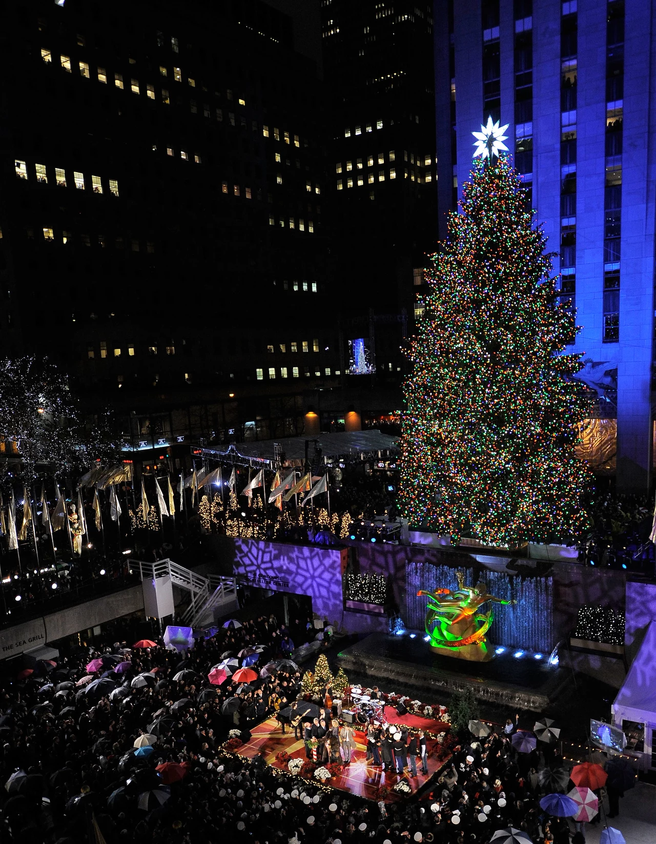 Sławna na cały świat choinka przy Rockefeller Center w Nowym Jorku Sławna na cały świat choinka przy Rockefeller Center w Nowym Jorku