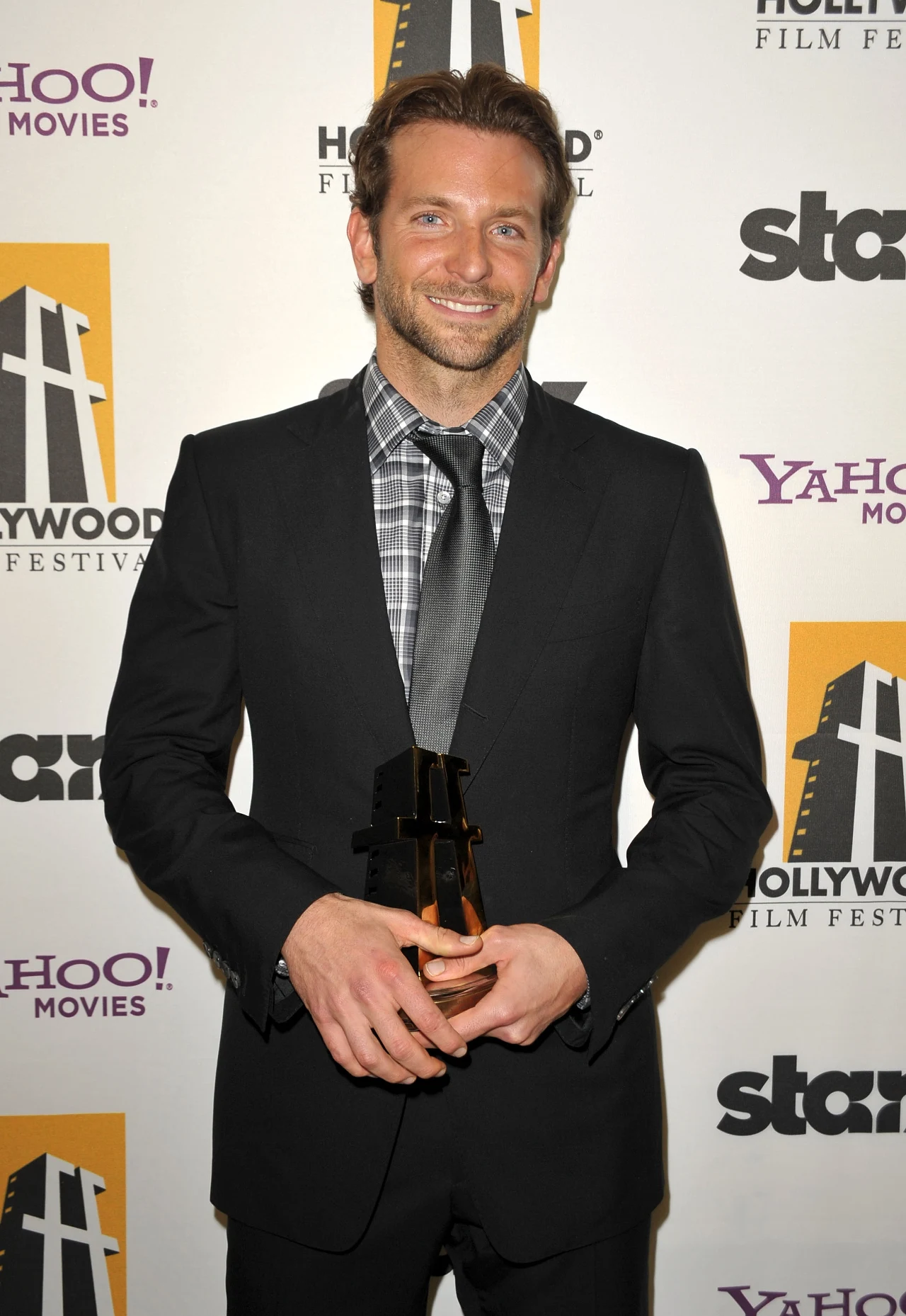 Sercołamacz. Bradley Cooper wywołał ostatnio nie lada zamieszanie w Hollywood. Przystojny aktor najpierw zaczął spotykać się z poznaną na planie filmu „Kobiety pragną bardziej” Jennifer Aniston. Podobno aktorka zakochała się w Bradleyu i miała nadzieję na poważny związek. Potem Cooper zmienił zdanie i zainteresował się Renée Zellweger. Od niedawna są parą. Aniston dowiedziała się o wszystkim z prasy... 