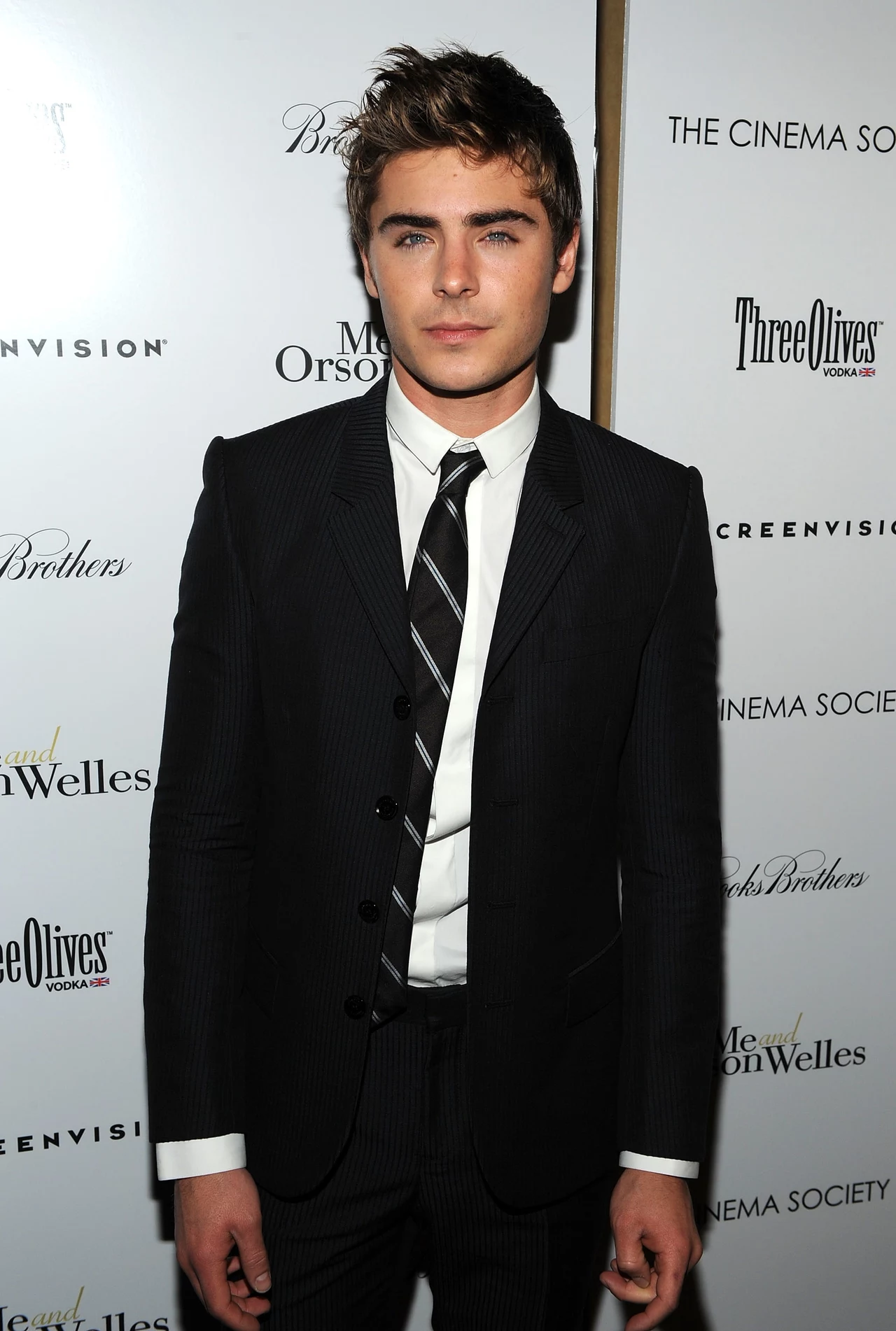 Ulubieniec nastolatek. Większość amerykańskich dziewcząt ma w pokoju jego plakat. Zac Efron, gwiazda „High School Musical”, króluje na listach najpiękniejszych. Jaki jest sekret jego wyglądu? „Chodzę do kosmetyczki, dbam o dietę, dużo ćwiczę”, mówi Zac. Efekty możemy poznać tylko częściowo. „Muszę zmartwić moje fanki, ale nie zamierzam na razie rozebrać się na ekranie”, powiedział niedawno. I zawodowo, i prywatnie jest związany z Vanessą Hudgens, żeńską gwiazdą „High School Musical”.