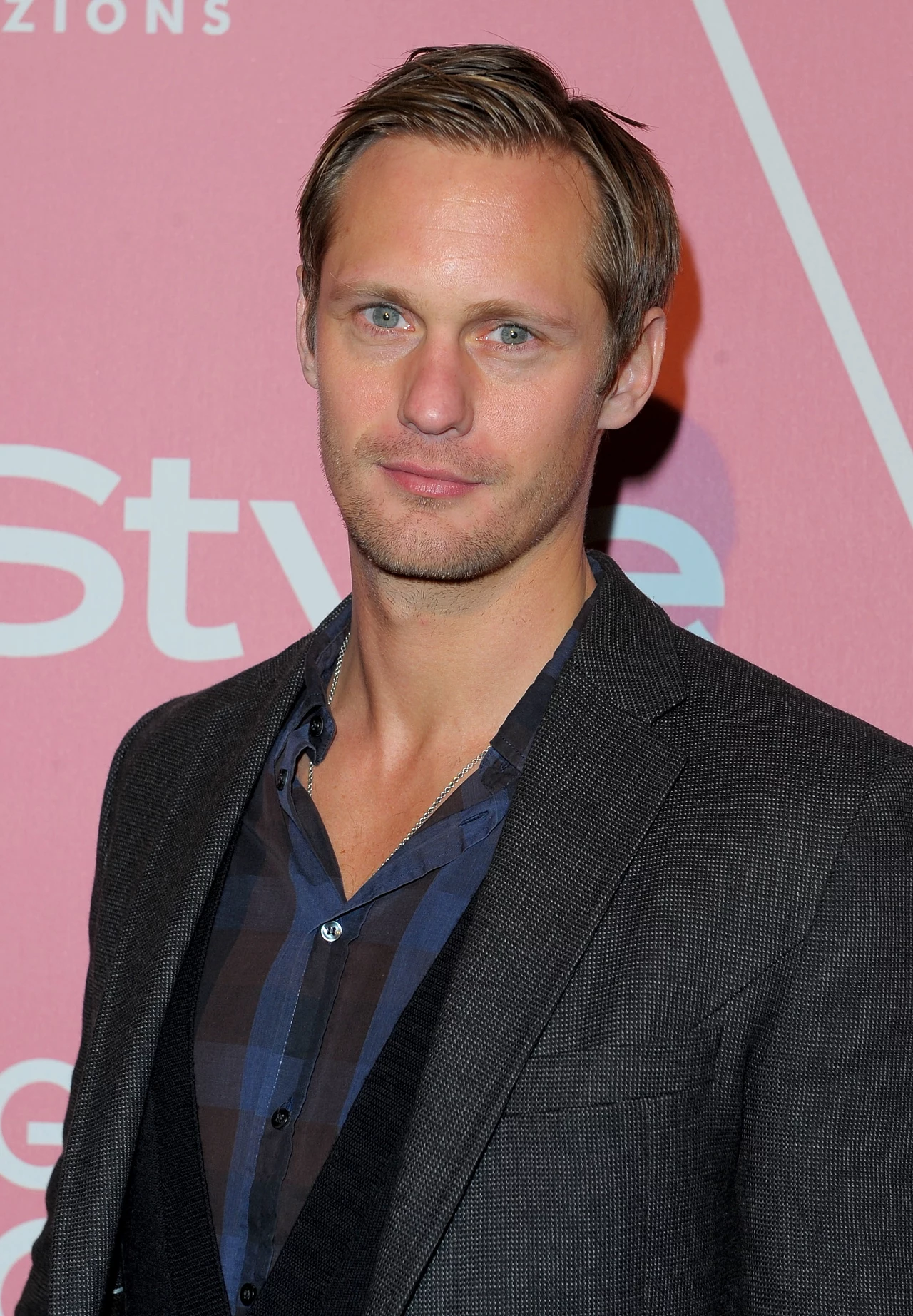 Mroczny książę. Szwedzki aktor Alexander Skarsgard w 1999 roku zdobył tytuł najseksowniejszego mężczyzny w Szwecji. Teraz ma szansę na to w USA, gdzie gra już od kilku lat. Zachwyca zwłaszcza w roli bezwzględnego wampira w serialu „Czysta krew”. 