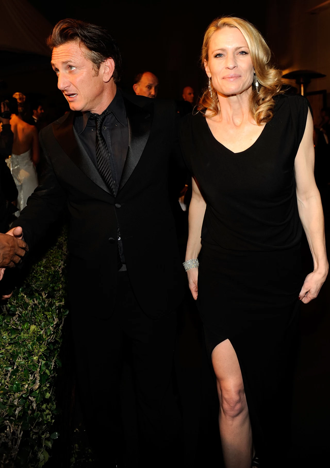 Robin Wright i Sean Penn. Po rozwodzie z Madonna w 1989 roku, Sean Penn przez rok cieszył sie wolnością. Potem jego serce zdobyła aktorka Robin Wright. Byli jedną z tych nielicznych par Hollywood, o której pisze się: „Już zawsze będą razem”. Po sześciu latach Sean i Robin postanowili wziąć ślub. Minęło kilka miesięcy i do sadu wpłynął pozew rozwodowy. Para zmieniła jednak zdanie i dała sobie drugą szansę. A potem następną... Powodem kryzysów były zdrady aktora. W sierpniu tego roku Robin Wright zdecydowała: „Dość tej huśtawki” i złożyła trzeci pozew, a następnie udzieliła szczerego wywiadu magazynowi „More”. Mówiła: „Niczego nie żałuję, bo mamy dwójkę wspaniałych dzieci, które wspólnie wychowaliśmy. Zawsze podążałam w swojej karierze za Seanem albo czekałam, aż rzeczy wydarzą się same. Teraz wiem, w jakim kierunku chce pójść”. Ciekawe, czy tym razem kryzys zakończy się rozwodem? Robin Wright i Sean Penn. Po rozwodzie z Madonna w 1989 roku, Sean Penn przez rok cieszył sie wolnością. Potem jego serce zdobyła aktorka Robin Wright. Byli jedną z tych nielicznych par Hollywood, o której pisze się: „Już zawsze będą razem”. Po sześciu latach Sean i Robin postanowili wziąć ślub. Minęło kilka miesięcy i do sadu wpłynął pozew rozwodowy. Para zmieniła jednak zdanie i dała sobie drugą szansę. A potem następną... Powodem kryzysów były zdrady aktora. W sierpniu tego roku Robin Wright zdecydowała: „Dość tej huśtawki” i złożyła trzeci pozew, a następnie udzieliła szczerego wywiadu magazynowi „More”. Mówiła: „Niczego nie żałuję, bo mamy dwójkę wspaniałych dzieci, które wspólnie wychowaliśmy. Zawsze podążałam w swojej karierze za Seanem albo czekałam, aż rzeczy wydarzą się same. Teraz wiem, w jakim kierunku chce pójść”. Ciekawe, czy tym razem kryzys zakończy się rozwodem?