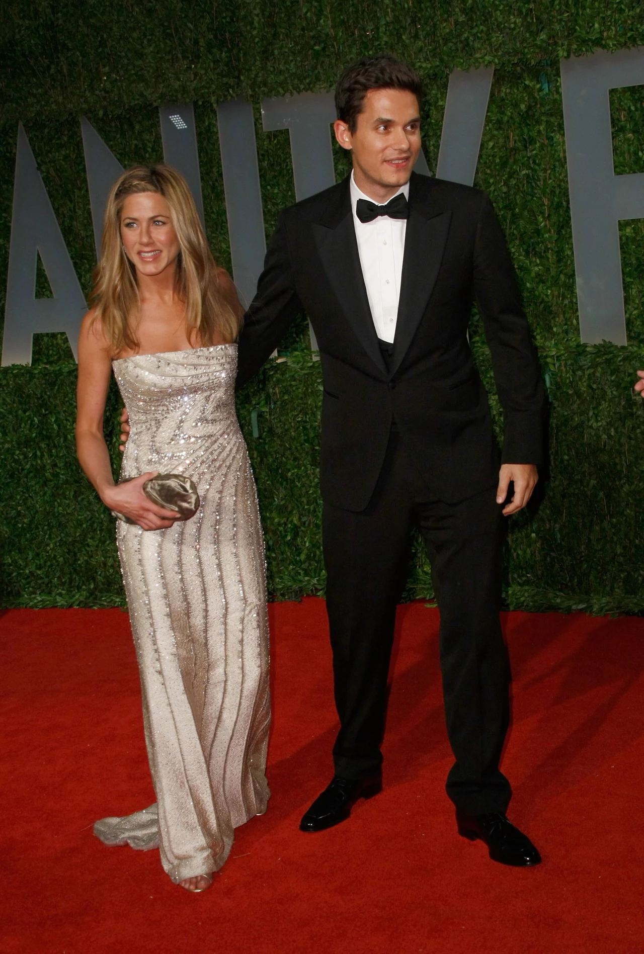 Jennifer Aniston i John Mayer. Pisząc o Jen, brytyjski magazyn „Grazia” pytał retorycznie: ile razy można być rzuconą przez jednego faceta? John porzucał Jennifer trzy razy. Niedługo po pierwszym rozstaniu pojawili się razem na rozdaniu Oscarów. W ważnym dla Aniston momencie: po czerwonym dywanie miała też kroczyć Angelina Jolie u boku Brada Pitta. To było pierwsze spotkanie pań od czasu rozwodu. Jennifer i John wyglądali na zakochanych. Gazety donosiły, że ich związek kwitnie. Jednak po oscarowej gali para rozstała się, potem się pogodziła, potem znów się rozstali. Powód? Jak donosi magazyn „OK!”, John nie był jeszcze gotów na założenie rodziny. Chciał skoncentrować się na karierze. Podobno Aniston i Mayer są teraz przyjaciółmi. Jennifer Aniston i John Mayer. Pisząc o Jen, brytyjski magazyn „Grazia” pytał retorycznie: ile razy można być rzuconą przez jednego faceta? John porzucał Jennifer trzy razy. Niedługo po pierwszym rozstaniu pojawili się razem na rozdaniu Oscarów. W ważnym dla Aniston momencie: po czerwonym dywanie miała też kroczyć Angelina Jolie u boku Brada Pitta. To było pierwsze spotkanie pań od czasu rozwodu. Jennifer i John wyglądali na zakochanych. Gazety donosiły, że ich związek kwitnie. Jednak po oscarowej gali para rozstała się, potem się pogodziła, potem znów się rozstali. Powód? Jak donosi magazyn „OK!”, John nie był jeszcze gotów na założenie rodziny. Chciał skoncentrować się na karierze. Podobno Aniston i Mayer są teraz przyjaciółmi.