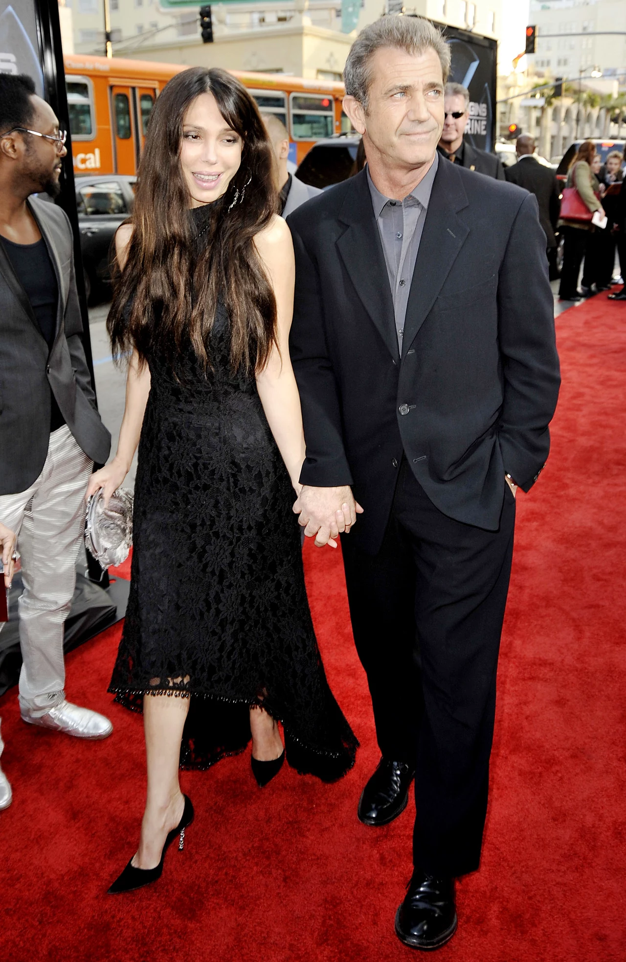 Robyn i Mel Gibson. Po Hollywood od dawna krążyły plotki o romansach Mela Gibsona, zagorzałego katolika i ojca siedmiorga dzieci. Kiedy paparazzi przyłapali aktora z piękną Rosjanką na Kostaryce (siedzieli przytuleni na plaży), miarka się przebrała. Po 28 latach małżeństwa Robyn Gibson złożyła pozew o rozwód. A wkrótce potem na świat przyszło dziecko jej męża i Oksany Grigorievy. Ponieważ aktor nie spisał intercyzy, będzie musiał oddać żonie połowę majątku, czyli ok. 450 mln dolarów. ( Na zdjęciu Mel z nową partnerką) Robyn i Mel Gibson. Po Hollywood od dawna krążyły plotki o romansach Mela Gibsona, zagorzałego katolika i ojca siedmiorga dzieci. Kiedy paparazzi przyłapali aktora z piękną Rosjanką na Kostaryce (siedzieli przytuleni na plaży), miarka się przebrała. Po 28 latach małżeństwa Robyn Gibson złożyła pozew o rozwód. A wkrótce potem na świat przyszło dziecko jej męża i Oksany Grigorievy. Ponieważ aktor nie spisał intercyzy, będzie musiał oddać żonie połowę majątku, czyli ok. 450 mln dolarów. ( Na zdjęciu Mel z nową partnerką)