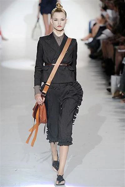 W 2006 roku zadebiutowała na paryskim tygodniu mody, gdzie pracowała dla marek Louis Vuitton i Miu Miu.