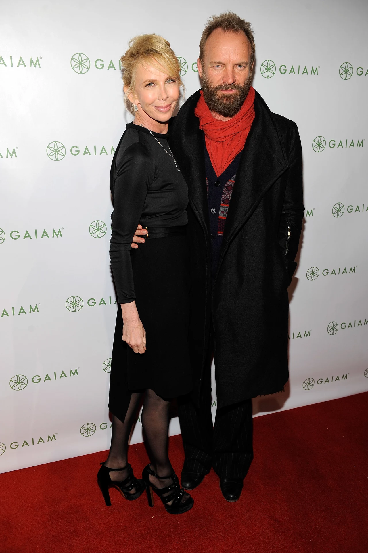 Trudy Styler i Sting są znani z zamiłowania do jogi, którą uprawiają już od ponad 15 lat. W zeszłym roku Trudy zdecydowała się wydać serię DVD z ćwiczeniami, które pomogły jej uzyskać figurę 25-latki w wieku 55 lat.