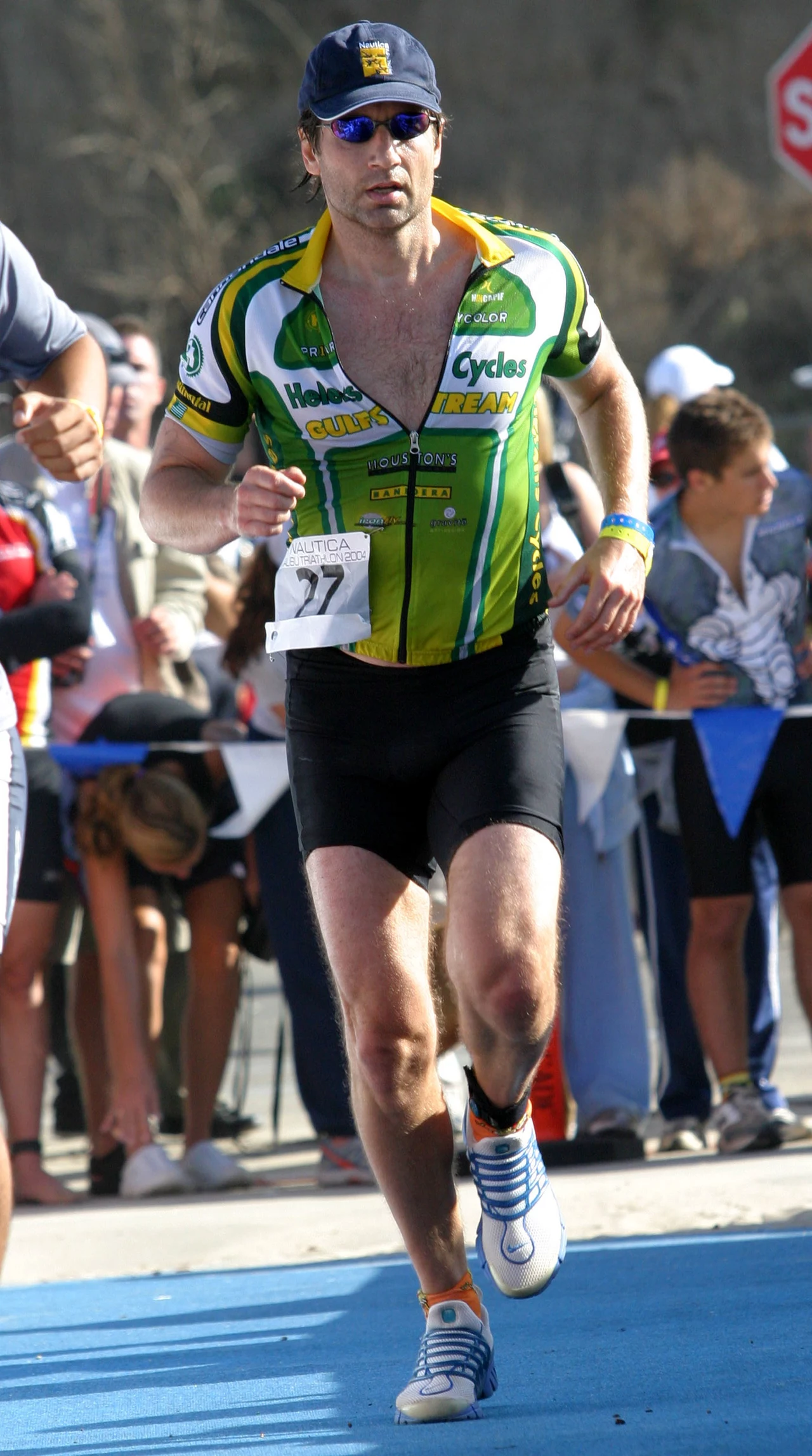 David Duchovny moze się pochwalić żelazną kondycją. Udowodnił ją startując w Nautica Malibu Triathlon – ekstremalnym maratonie, z którego dochód jest przeznaczany na cele charytatywne. Aktor musiał przepłynąć 8 km, przejechać na rowerze blisko 30 km i przebiec niecałe 7 km.