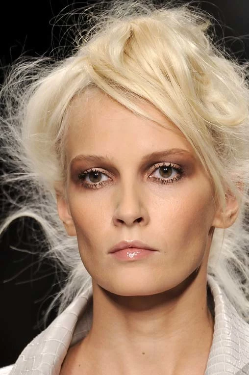 Fendi - znajdź odpowiedni makijaż dla siebie! Fendi - znajdź odpowiedni makijaż dla siebie!
