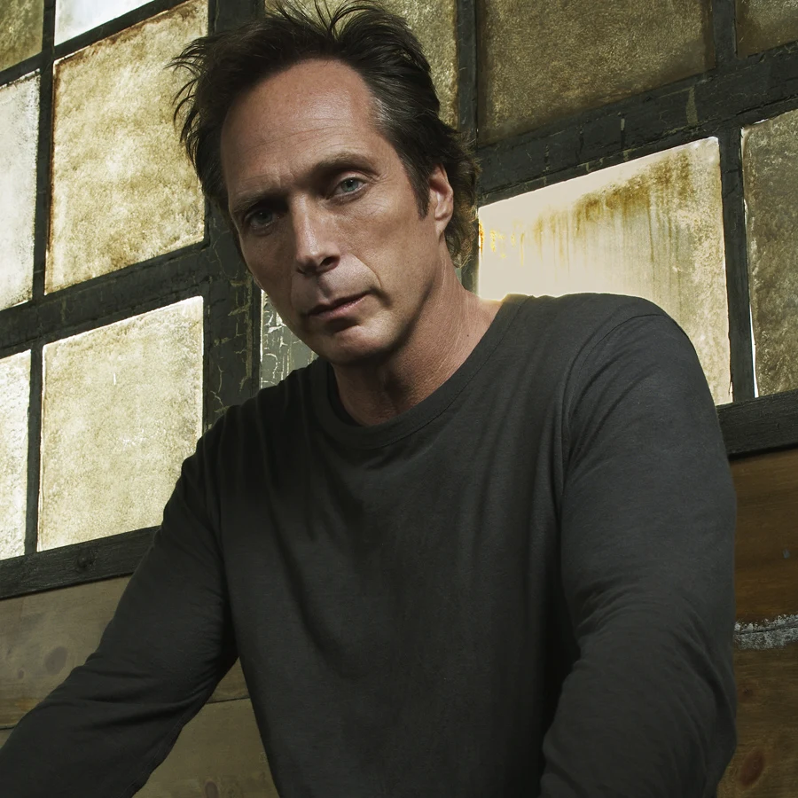 William Fichtner (Alex Mahone)