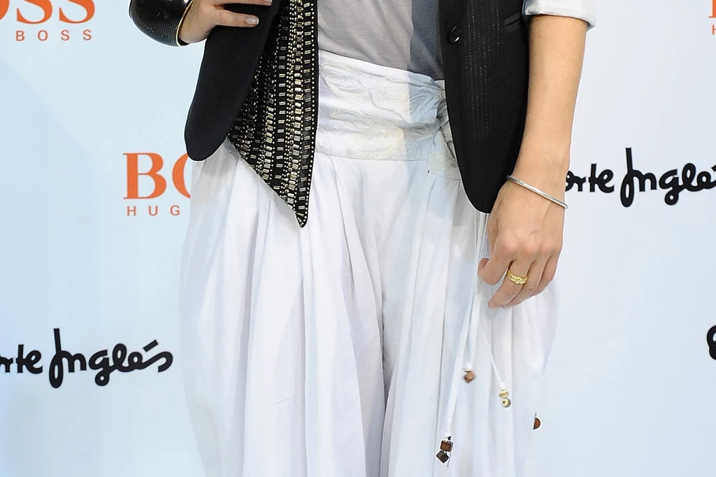 Sienna Miller - luźne, białe spodnie wyglądają znakomicie z dopasowaną marynarką z rękawami 3/4 Sienna Miller - luźne, białe spodnie wyglądają znakomicie z dopasowaną marynarką z rękawami 3/4