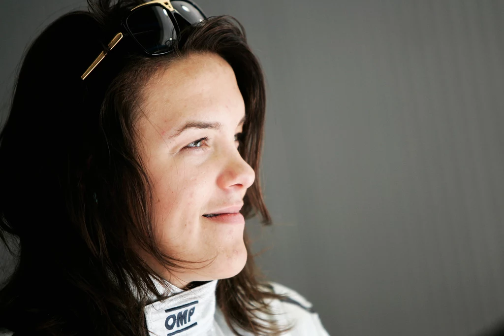 Natalia Kowalska udowadnia, że wyścigi samochodowe nie są już tylko męskim sportem Natalia Kowalska udowadnia, że wyścigi samochodowe nie są już tylko męskim sportem