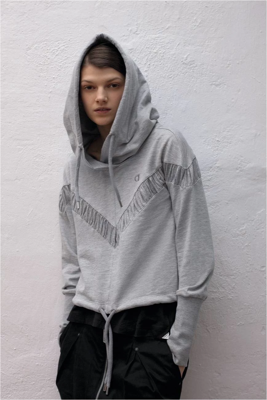Adidas Originals stworzył we współpracy z twórcami „Gwiezdnych Wojen” linię rodem z odległej galaktyki nazwaną Good vs. Evil, na którą składają się klasyczne fasony koszulek oraz bluz sportowych, inspirowanych futbolem amerykańskim, tenisem i koszykówką. Adidas Originals stworzył we współpracy z twórcami „Gwiezdnych Wojen” linię rodem z odległej galaktyki nazwaną Good vs. Evil, na którą składają się klasyczne fasony koszulek oraz bluz sportowych, inspirowanych futbolem amerykańskim, tenisem i koszykówką.