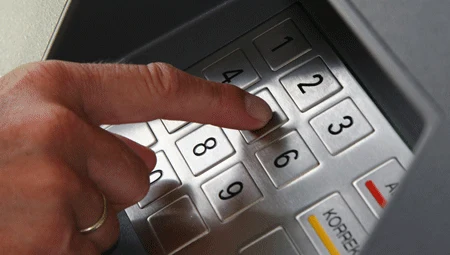 Złodzieje wypłacają pieniądze z bankomatu i znikają. Przed użyciem BLIK-a upewnijmy się, kto nas prosi o pomoc finansową. 