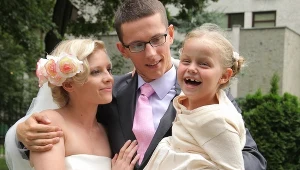 Poślubiając Iwonę, Mateusz stanie się ojcem dla jej sześcioletniej córki Ewy