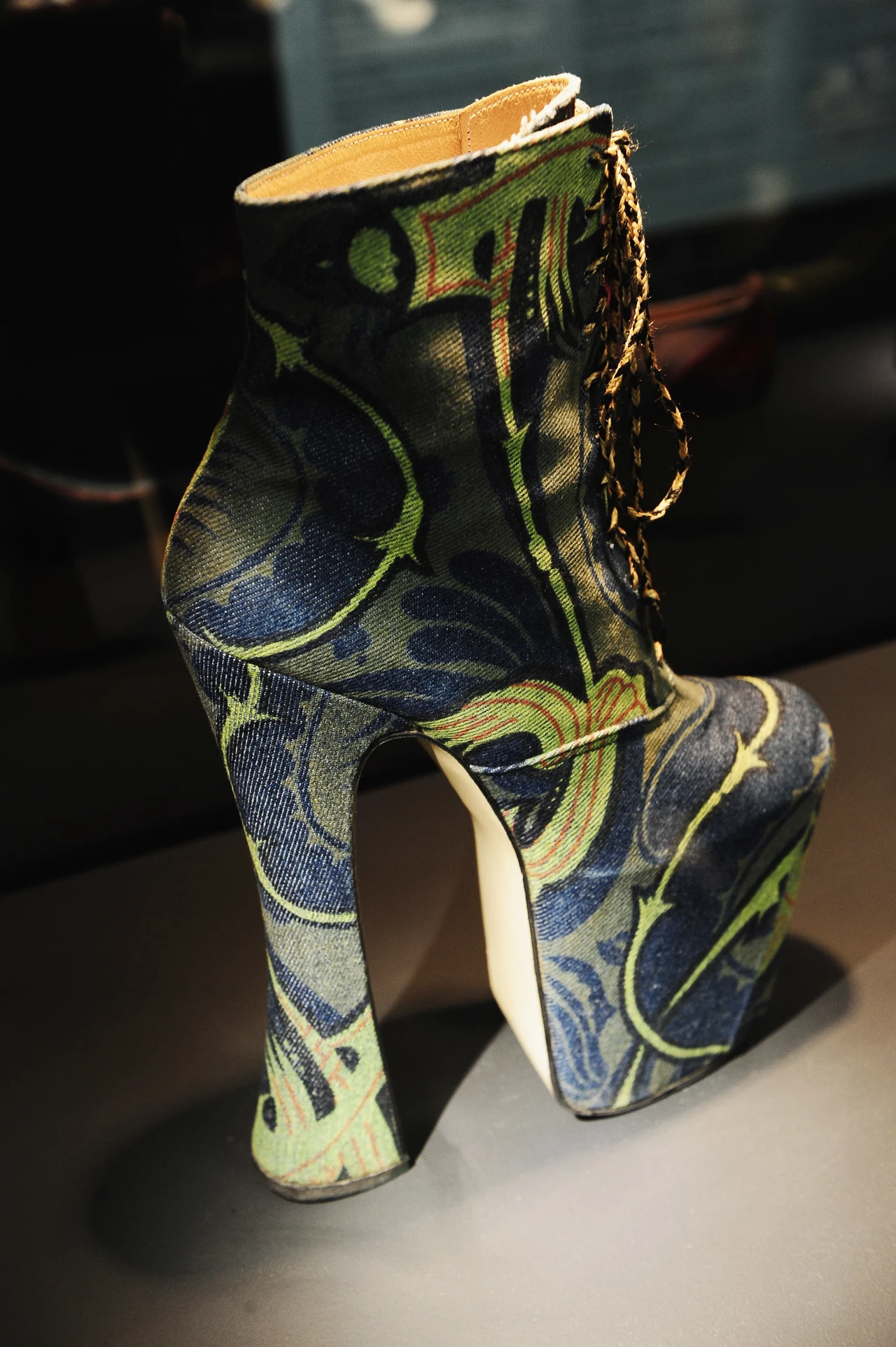 Sznurowane buty na superwysokiej koturnie z 1993 r. Sznurowane buty na superwysokiej koturnie z 1993 r.
