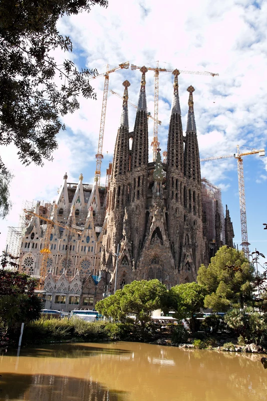 Sagrada Familia, czyli kościół Świętej Rodziny, jest symbolem miasta